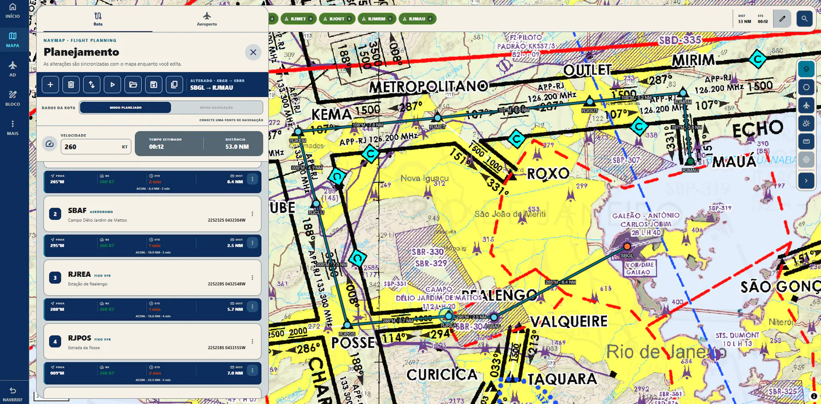 NavBrief Web em um notebook exibindo planejamento de voo e mapa aeronáutico